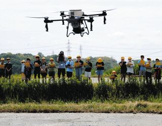 水田にドローンで種まき、子どもたちがスマート農業学ぶ　愛知県東郷町