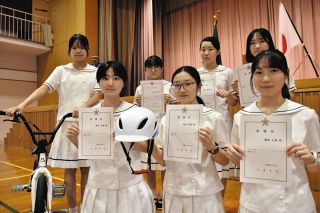 ヘルメットは見た目より大切　セントヨゼフ女子学園高生7人を「バイシクルリーダー」に任命