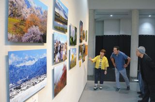 地域の自然や生活を鮮やかに　長野県飯田市で阿智村の写真教室がグループ展　