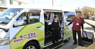 JR恵那駅前に到着したいいじ里山バス＝恵那市大井町で
