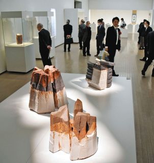 人間国宝・鈴木藏さんの陶芸の歩み一堂に　29日から多治見で卒寿記念志野展