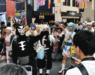 コスプレパレードで商店街熱気　一宮で七夕まつり最終日
