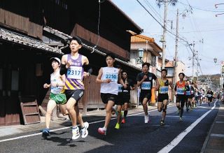 大正村の町並みを力走　明智でクロスカントリー大会