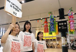 通訳ボランティア、道案内に場内放送　一宮七夕まつりで高大生50人奮闘中