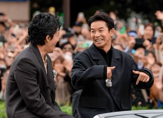オープンカーの上で言葉を交わす俳優の仲野太賀さん㊨と小栗旬さん