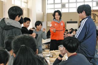 フリースタイルスキー・ハーフパイプの松浦透磨選手、母校の大野町東小学校で「激励給食会」　得意教科を児童に聞かれ…