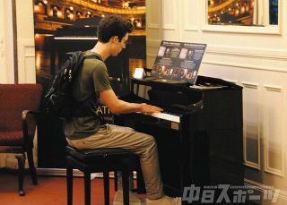 終演後に「明子さんのピアノ」からの音源を使ったデジタルピアノを夢中で弾く18歳のヨーン・スタインホフ 