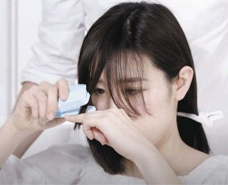 簡単に前髪が切れるアメイズプラスのｋｉｒｕｋｕｒｕ前髪セルフカッター＝同社提供