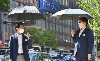 【朝刊】日傘「社会的距離」で脚光　男性向け人気