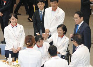パリ・パラリンピック選手団が岸田首相を表敬　競技への支援継続を求める