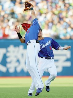 ６回裏２死一塁、西川の遊飛を捕球するロドリゲス。奥は大島