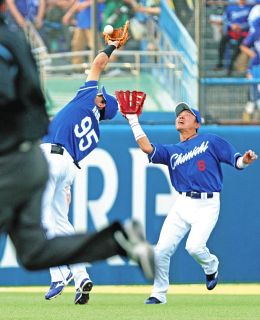 ６回裏２死一塁、西川の遊飛を捕球するロドリゲス。右は大島