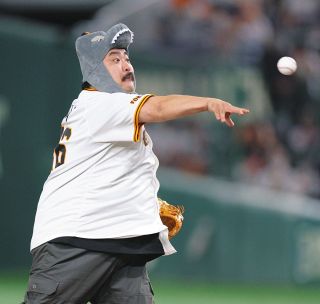 鈴木もぐら、始球式で『巨人往年のエース』マネてサイドから投げるも…「球が引っかかっちゃって」大きく球がそれる