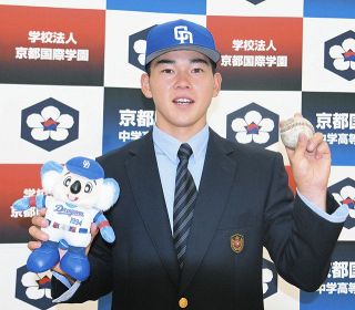 中日に5位指名され、笑顔を見せる京都国際高の西田櫂吏＝京都市東山区で（中嶋大撮影） 
