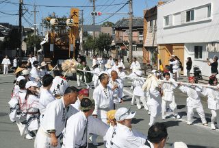 伊勢神宮の神嘗祭に合わせ「初穂曳」　お木曳イヤー、威勢良く練る