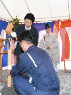 工事の安全を祈って神事に参加する関係者＝大野町下磯で