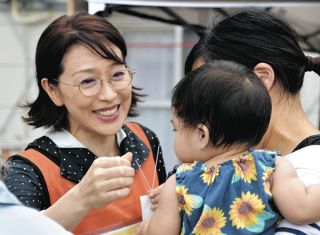 仮設巡り 笑顔のバトン　若村麻由美さん 七尾訪問