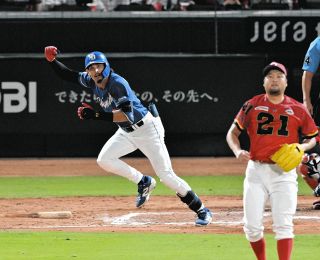１１回表１死二、三塁、ロドリゲスが中前に勝ち越し打を放つ。投手中崎