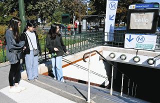 パリの街、バリアフリー道半ば　パラリンピック前に住民と歩いて分かった実情は…