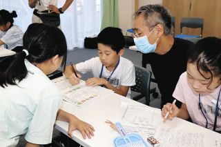 住民が「師匠」となり宿題をサポート　飯田で小中生対象に夏休み寺子屋教室