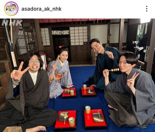 ◇井端弘和さん、ドアラとにっこり記念写真【写真】：中日スポーツ