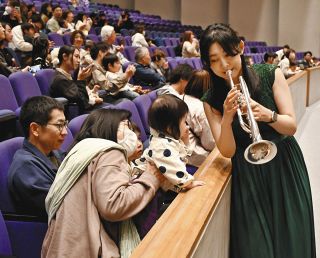 未就学児らが楽器演奏を楽しむ　土岐でオーケストラ公演