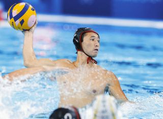 パリ五輪水球、足立聖弥が初白星に貢献　残り11秒で勝ち越しゴール