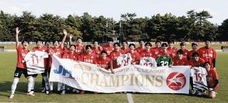 銅のお盆・一輪挿し・バケツ（アトリエ小市　河合悌市氏作） ぬくもり感じる銅工芸展 新居で河合さん親子：中日新聞しずおかWeb