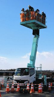 高所作業車や重機に乗ったよ　各務原・那加第二小児童、工事現場を見学