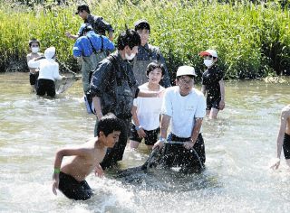 生物観察やタニシを使い水質浄化実験　北方・糸貫川で岐阜農林高生が児童に授業