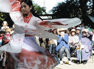 妃役の踊り手、優雅な舞　亀山でヤマトタケル題材に演奏や絵本朗読