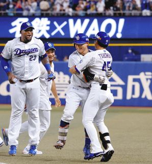 中日・上林誠知、ピンク！！ リストバンド・マスコットバット