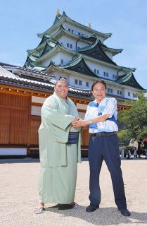 「なごやの水大使」務める御嶽海関が河村たかし市長と対談　「木曽川の水飲めば丈夫になる」