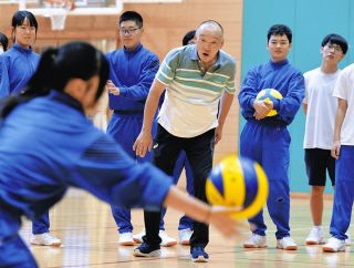 君たちには失敗する権利がある　飛騨市神岡中でバレー代表元監督・葛和伸元さんの授業