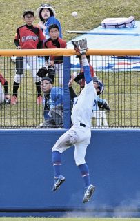 中日・樋口正修、フェンス際で好捕連発！　昨年の負傷契機に改修「安心して積極的なプレーができました」北谷町に感謝