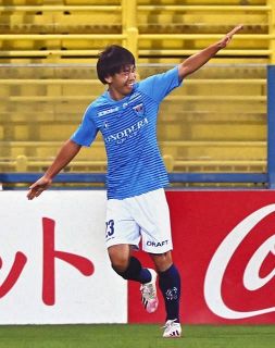横浜FCの18歳・斉藤がJ1初ゴール 同世代マジョルカ久保建が刺激「1点じゃ満足していられない…」