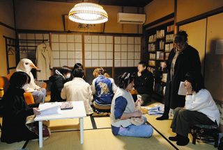 初公演を前に、練習に励む演者ら＝津市久居幸町で
