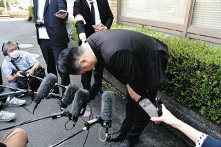 議員辞職の宮沢博行さん、女性問題「改めておわび」 　袋井で支援者に謝罪