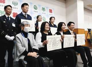 江崎禎英知事の演説会場で女性が心肺停止　AEDで適切処置の5人と1企業に感謝状