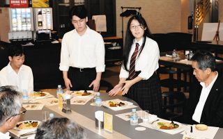 「みずほカレー」デビュー　城南高生が富有柿使い考案、朝日大の学食で提供