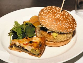 柿カレコロバーガー（右）と富有柿ッシュ＝瑞穂市の朝日大で