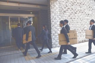 家宅捜索に入る富山県警の捜査員＝３日、富山市役所で