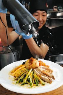 客の目の前で削る氷が最後の仕上げ　浜松市・ラーメンタケルの「旨辛冷やし中華」 食後も皿は冷えたまま