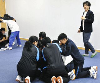 体使った演技体験をコーチが指導　恵那南中でホリプロと市教委の連携事業