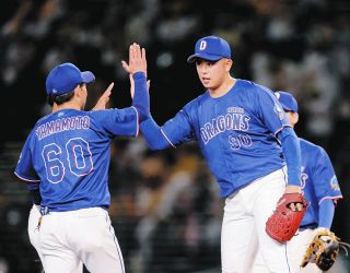 中日・上林誠知、ピンク！！ リストバンド・マスコットバット