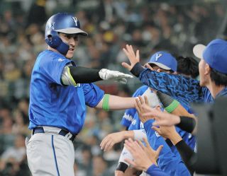 ロッテ】胸に煌めくキャプテンマーク…中村奨吾のユニホームを予約販売