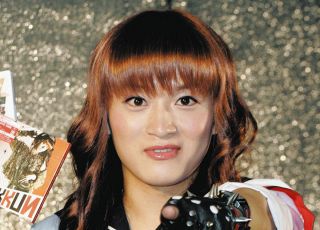 「雰囲気似すぎ」「まんまですね」13年前に事故で急逝したお笑いタレントのめい、叔父のコスプレ挑戦にネットしんみり…バキバキ腹筋にも注目