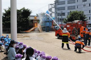 迫力の放水に園児大興奮　一宮・消防団浅井分団がみづほ保育園で催し