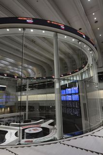 東証、午前終値１０８２円安　米ハイテク株安が波及