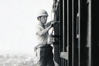 国宝松本城の黒漆の輝き守り続ける親子三代　初代はインパール作戦の戦友に懇願され…
